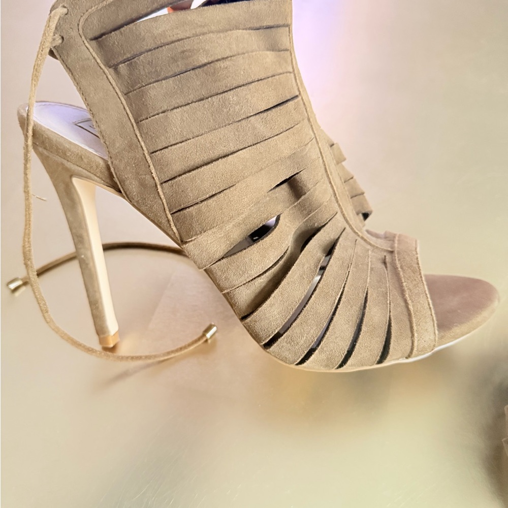 Steve Madden leather Alayna Strappy Beige Heel. SIZE 10